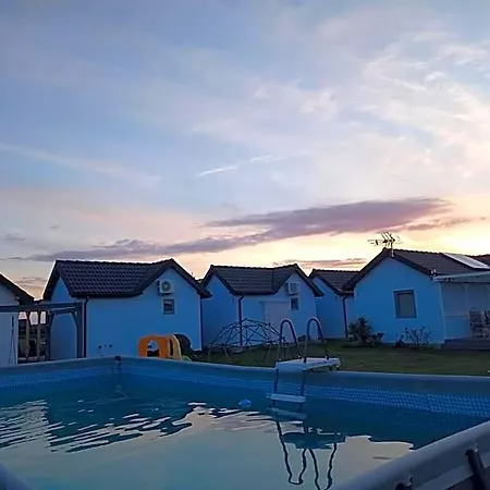 Nad Morzem, Laba Rusinowo Kolo Jaroslawca, Otel